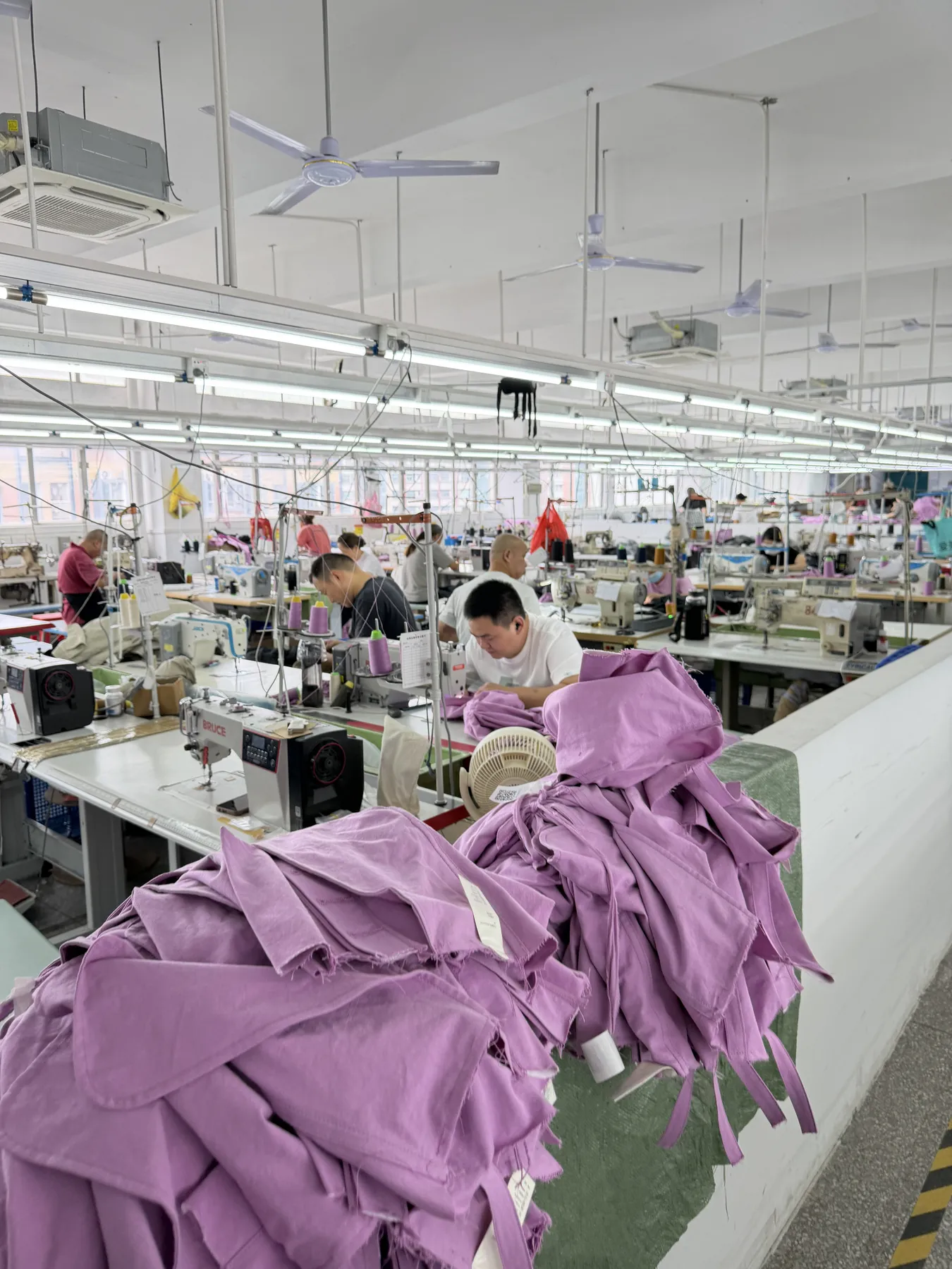 Prendas de color en línea de producción