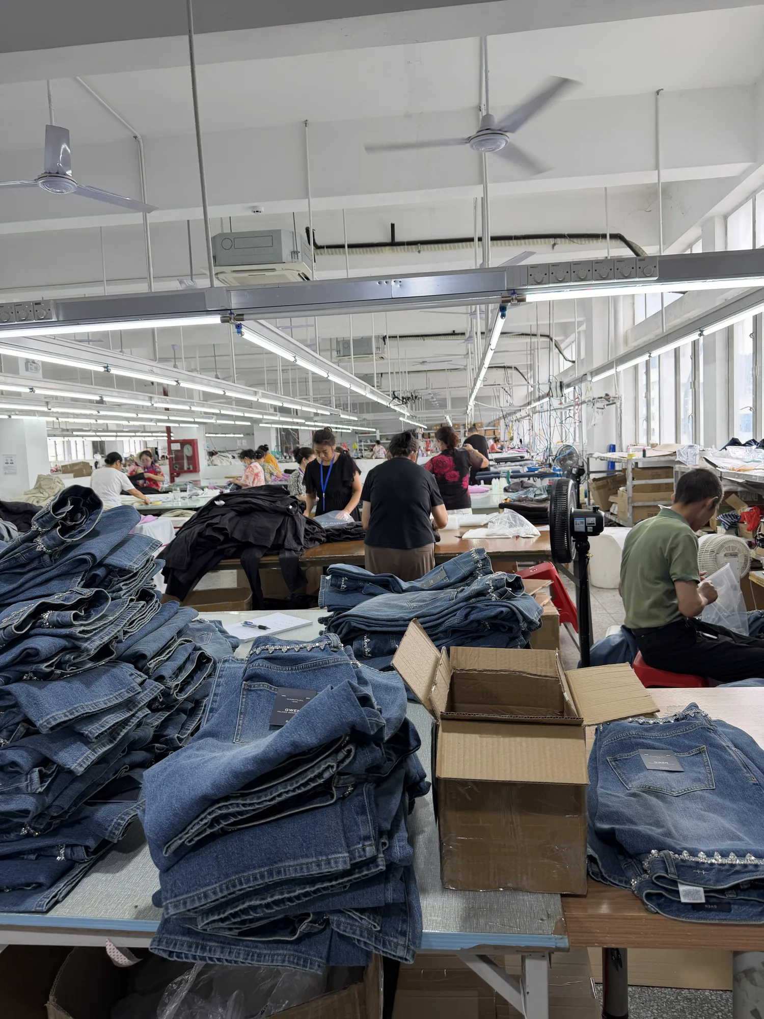 Prendas de denim terminadas preparadas para inspección en XBL Clothing