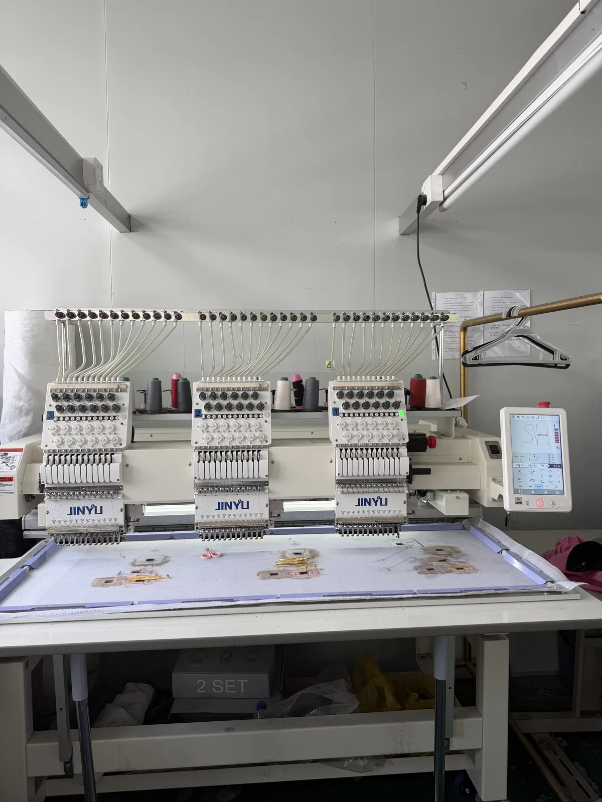 Máquina de bordado multicabezal