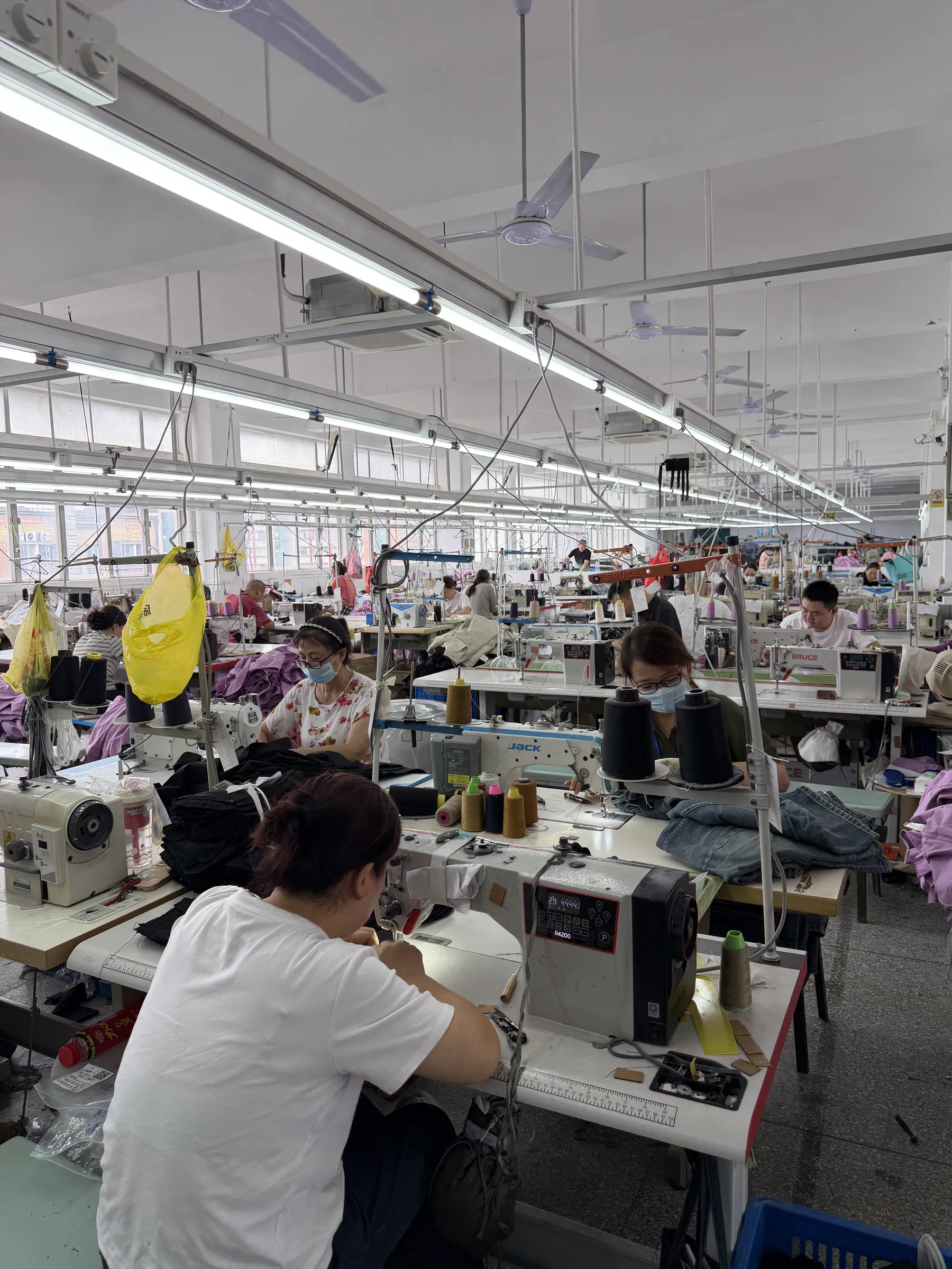Líneas de costura en la fábrica de XBL Clothing en Shenzhen