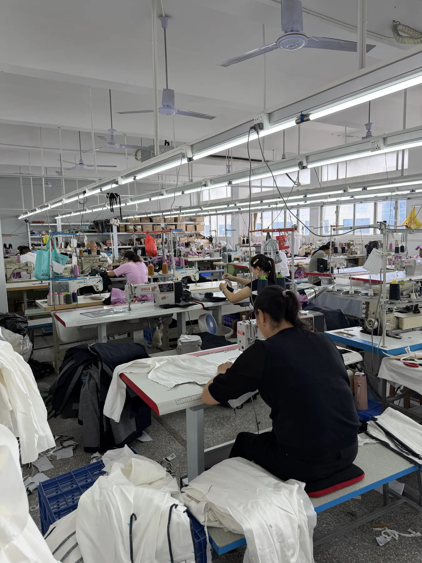 Prendas en producción dentro de la fábrica